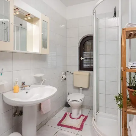 2 Bedroom Beautiful In Apartman Novi Vinodolski