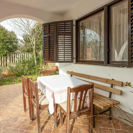 Apartment 2 Bedroom Beautiful In Novi Vinodolski