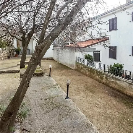2 Bedroom Beautiful In Apartment Novi Vinodolski